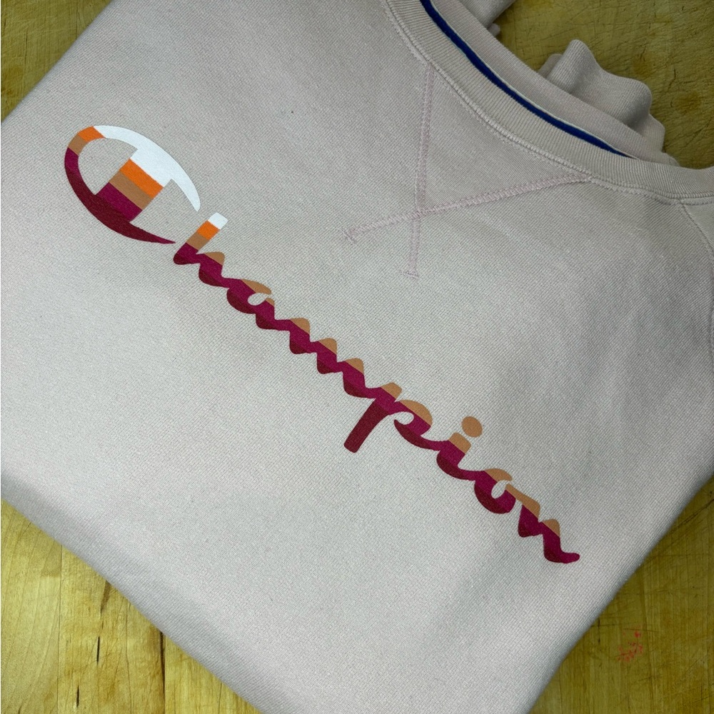 Champion women’s size large pull over sweater light pink color